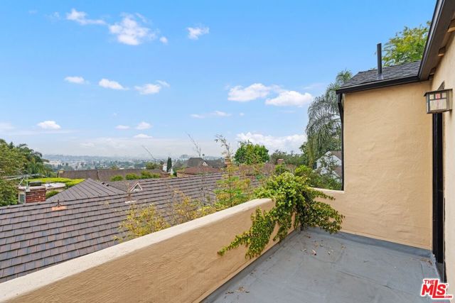 4310 Cedarhurst Circle, Los Angeles CA: https://media.crmls.org/mediaz/16f59ef8-9393-4d17-8534-15a37ae84748.jpg