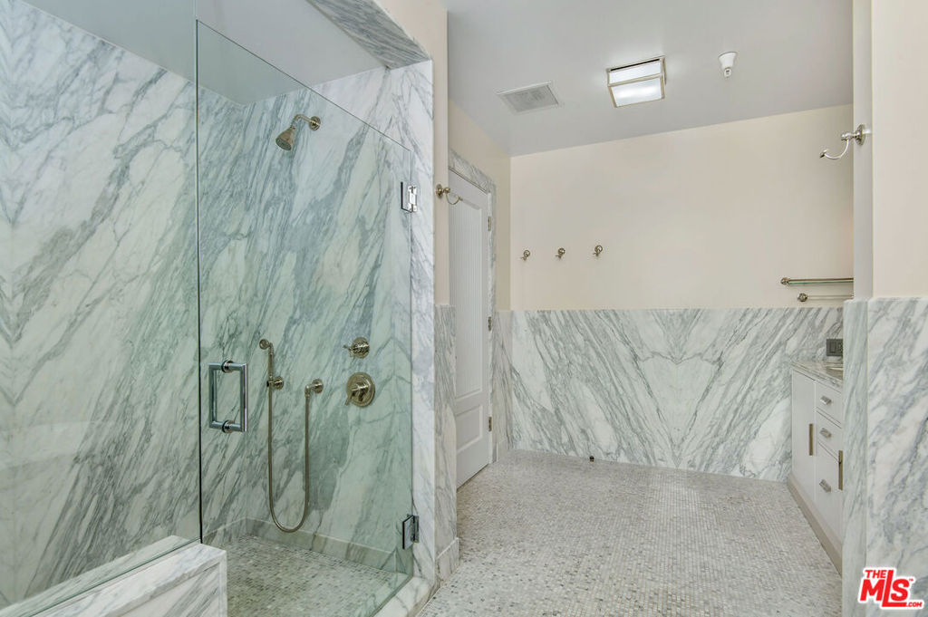 https://media.crmls.org/mediaz/16f6599c-f694-443a-88cb-b2468835be77.jpg?preset=X-Large
