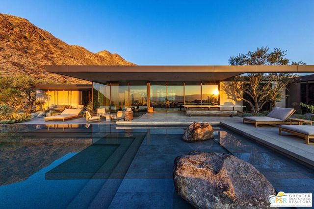 2215 Vista Distancia Court, Palm Springs, CA 92262