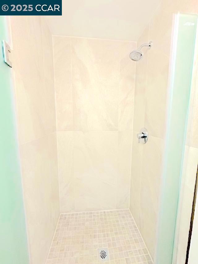 1305 Webster St, Alameda CA: https://media.crmls.org/mediaz/16f70a8c-1668-4cae-b519-5b15ca65bd8a.jpg