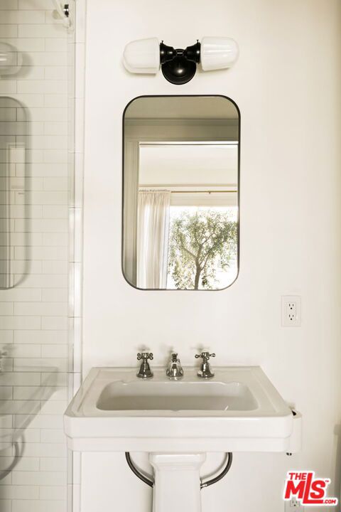 116 Roselawn Place, Los Angeles CA: https://media.crmls.org/mediaz/16f7b836-844d-4d1e-8d80-ea1f2f51678c.jpg