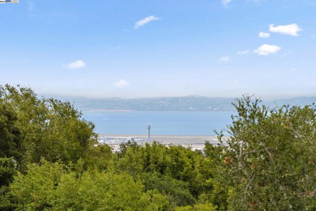 598 CRESTMONT DRIVE, Oakland CA: https://media.crmls.org/mediaz/16f7e432-57b2-478b-bd21-6d20f83f59c1.jpg