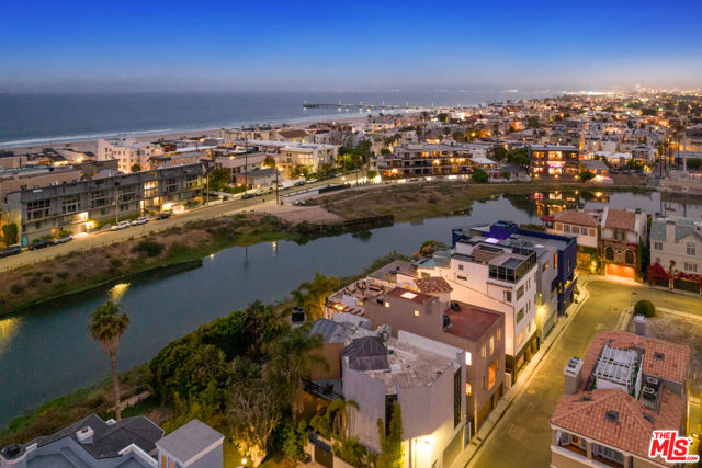 4115 Roma Court, Marina del Rey CA: https://media.crmls.org/mediaz/16f84e60-63c6-47d1-8bd5-161f62e6cd1f.jpg