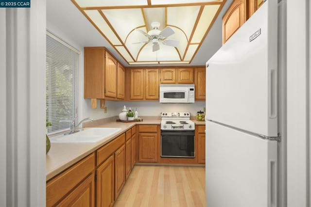 975 Terra California Dr, Walnut Creek CA: https://media.crmls.org/mediaz/16f8732f-a02e-4b87-99db-95d296391471.jpg