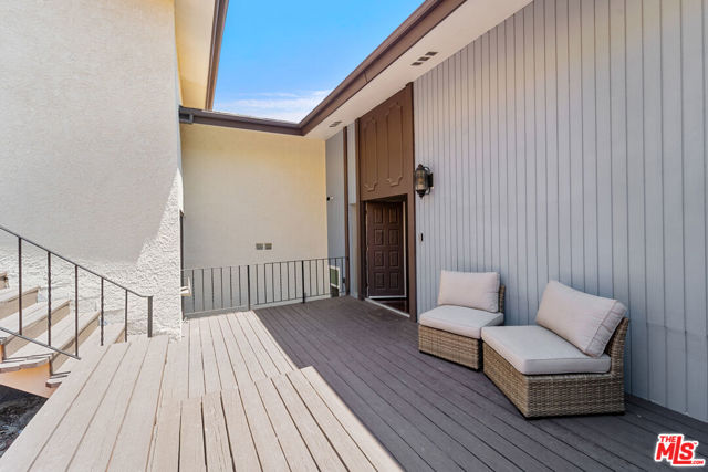 4990 Llano Drive, Woodland Hills CA: https://media.crmls.org/mediaz/16f89a23-fa94-4098-b8dd-c563614a1a28.jpg