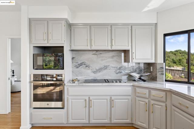 6019 Ridgemont Dr, Oakland CA: https://media.crmls.org/mediaz/16f8ccd0-9576-4608-ab2b-86bd9b5f3670.jpg