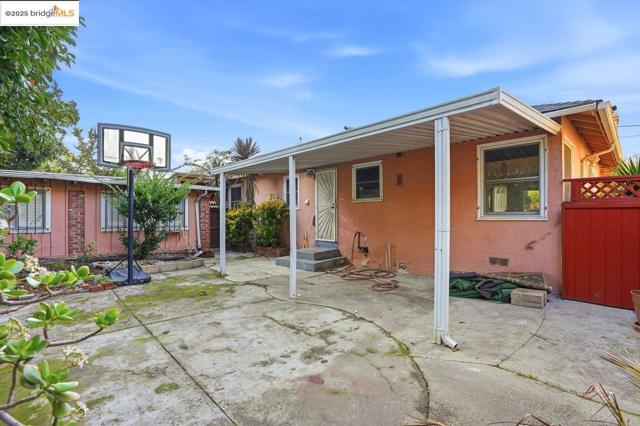 4116 Kentwood Ct, Oakland CA: https://media.crmls.org/mediaz/16fa0771-f15e-42d3-9220-15a78b25f8ef.jpg
