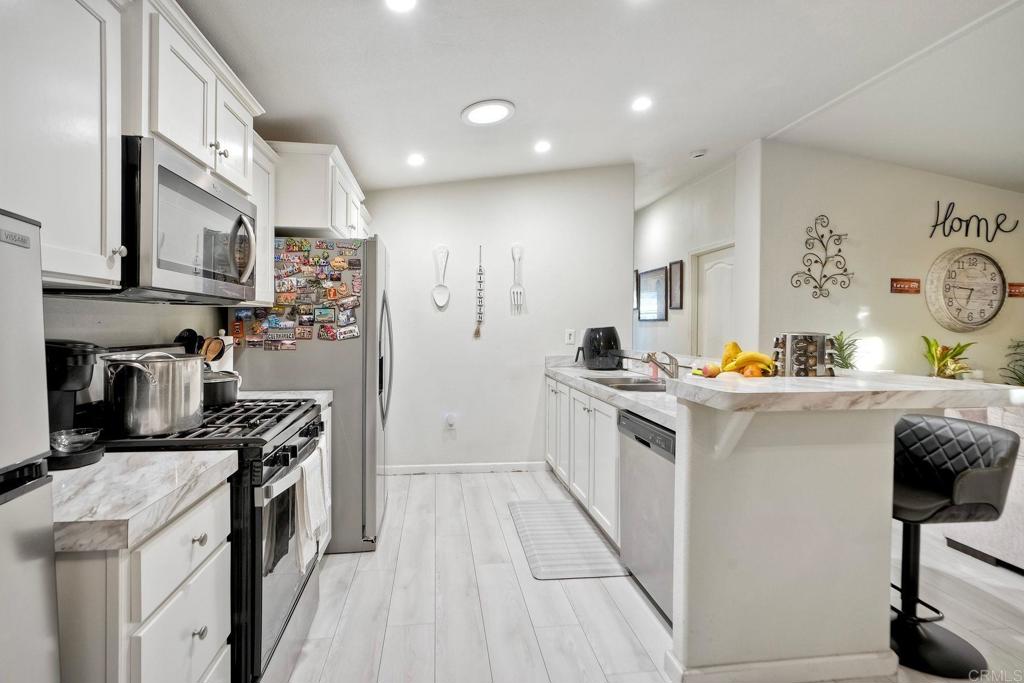 2700 E Valley Pkwy - photo 7