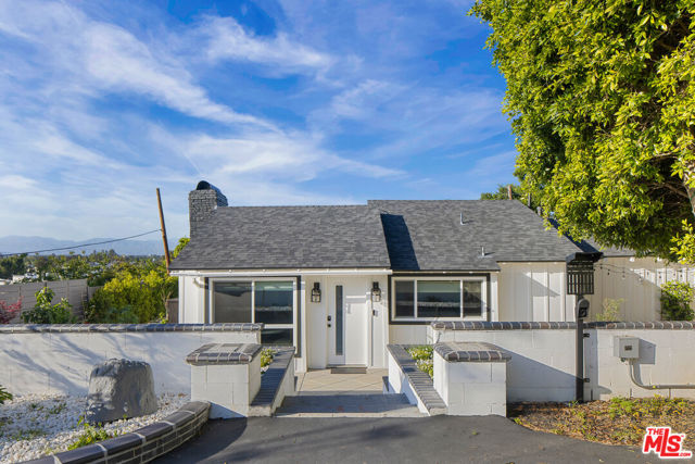 11775 Laurelwood Drive, Studio City CA: https://media.crmls.org/mediaz/16fc061b-7625-4c2c-bab4-a7bfab289d13.jpg