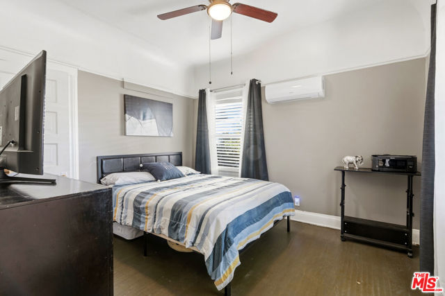 547 N St Louis Street, Los Angeles CA: https://media.crmls.org/mediaz/16fc2708-e302-4ce8-8818-c0a73596f0bd.jpg