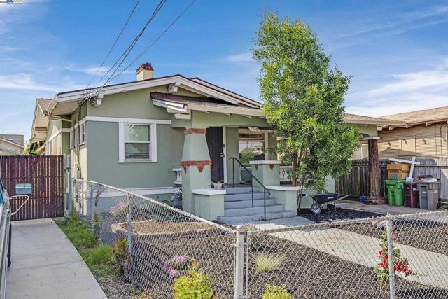 2708 60th Avenue, Oakland CA: https://media.crmls.org/mediaz/16fc73d5-a751-4927-b538-136bae9f3a4c.jpg