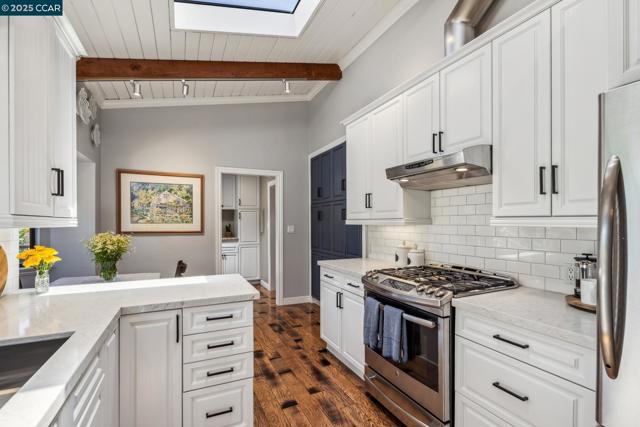 700 Golf Club Way, Pleasant Hill CA: https://media.crmls.org/mediaz/16fcd8de-70d0-4599-99bb-1e68e8014d21.jpg