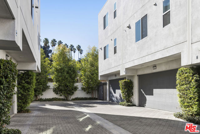 1417 N Lincoln Lane, Los Angeles CA: https://media.crmls.org/mediaz/16fd051c-9207-4964-b220-864cb51071cf.jpg