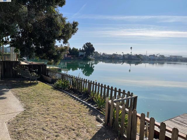 706 Widgeon St, Foster City CA: https://media.crmls.org/mediaz/16fdfd9a-c0bb-4434-a3ba-d35db65c2ae7.jpg