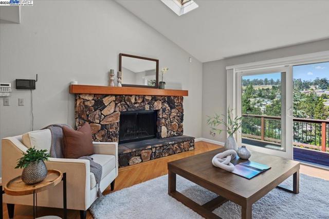11110 Monan St, Oakland CA: https://media.crmls.org/mediaz/16fe2110-eacd-436d-b534-1ef7660d8295.jpg