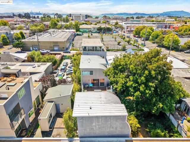 2709 10th St, Berkeley CA: https://media.crmls.org/mediaz/16fe4d59-166d-4b49-921b-9e203e331b15.jpg