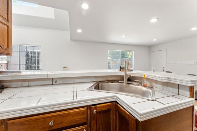 4 Athlone Way, Menlo Park CA: https://media.crmls.org/mediaz/16fe79ec-d3ac-4f4a-9b6b-6037b44977a7.jpg