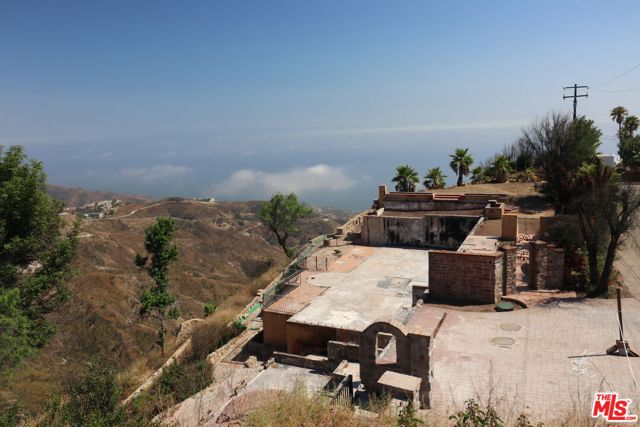 24734 W Saddle Peak Road, Malibu CA: https://media.crmls.org/mediaz/16fef504-d762-4018-8ba4-deb1f74dc260.jpg