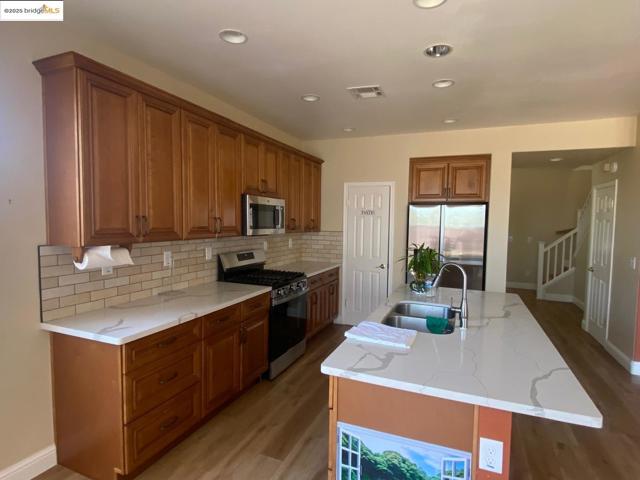 5509 Vista Ct, Richmond CA: https://media.crmls.org/mediaz/16ff2294-55fe-4b58-bf7d-8dd45709cb91.jpg