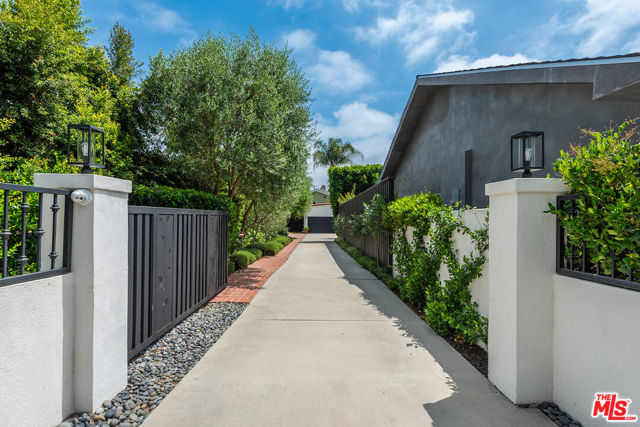14226 Chandler Boulevard, Sherman Oaks CA: https://media.crmls.org/mediaz/17006b19-92a0-4d09-a0f0-f264b2bea8cf.jpg