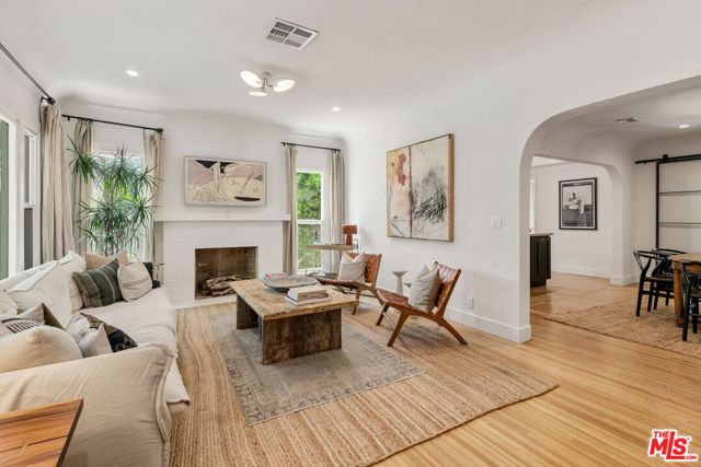 555 N Irving Boulevard, Los Angeles CA: https://media.crmls.org/mediaz/1700bac9-f1c3-44de-8017-f6c8a7da322a.jpg