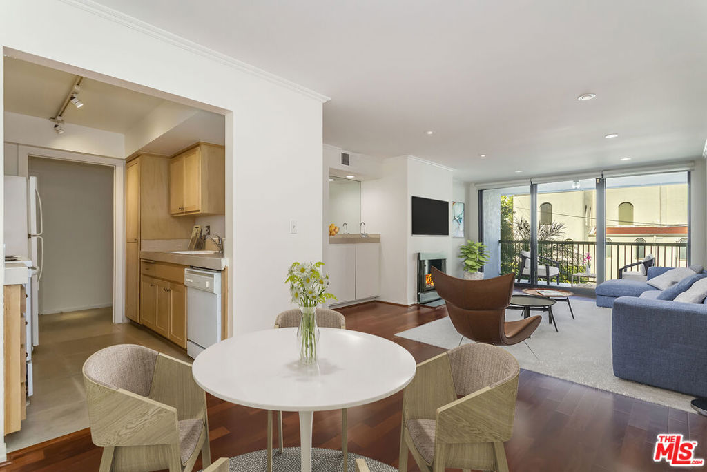 906 N Doheny Drive #219