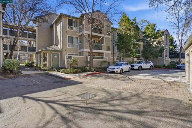 2560 Oak Rd, Walnut Creek CA: https://media.crmls.org/mediaz/17023b52-6e7a-415e-bd92-7e857f9d8176.jpg