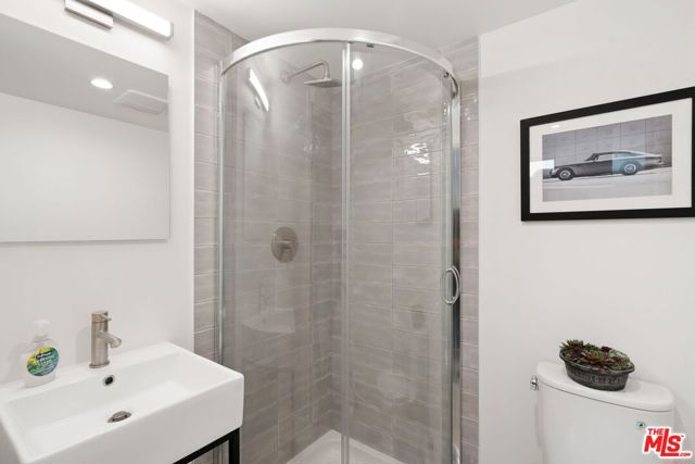 3807 S Verona Court, Los Angeles CA: https://media.crmls.org/mediaz/17028dee-4cd2-4466-b5ab-0ad812693cdf.jpg