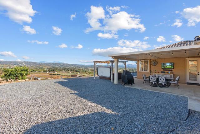2255 Los Altos De Cerro, Ramona CA: https://media.crmls.org/mediaz/1702e79e-5c2f-4b82-a195-62144c9d31d7.jpg