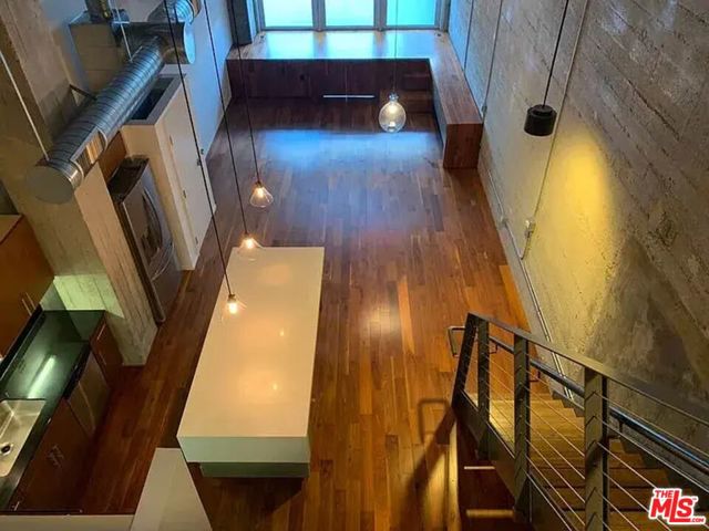 530 S Hewitt Street, Los Angeles CA: https://media.crmls.org/mediaz/17036e75-57f2-4f00-859d-1eba4ba04f24.jpg