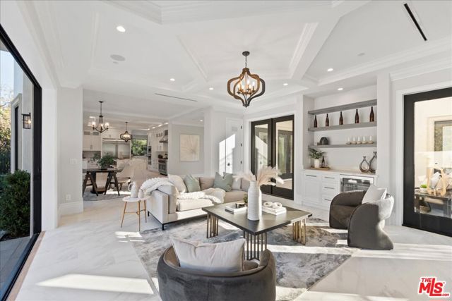 4351 Vanalden Avenue, Tarzana CA: https://media.crmls.org/mediaz/1703d17c-031d-41c6-8042-531b070ee22b.jpg