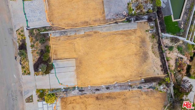 3702 Oceanhill Way, Malibu CA: https://media.crmls.org/mediaz/17046163-53dd-49c2-a561-6056cbf195d1.jpg