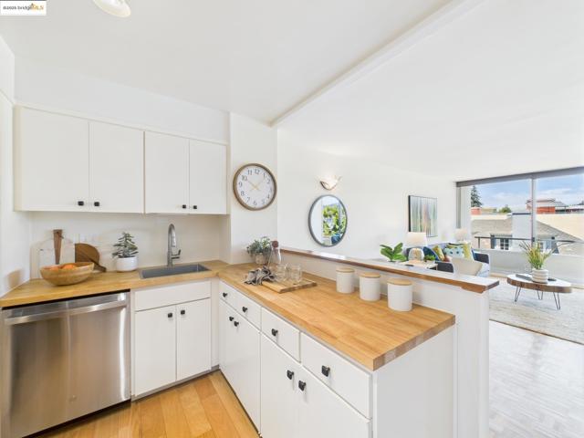 320 Lee St, Oakland CA: https://media.crmls.org/mediaz/170489bb-9240-4dbe-b8d9-f419e108c20d.jpg