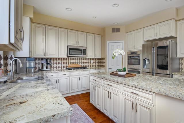 Detail Gallery Image 5 of 38 For 2385 Old Ranch Rd, Escondido,  CA 92027 - 5 Beds | 3 Baths
