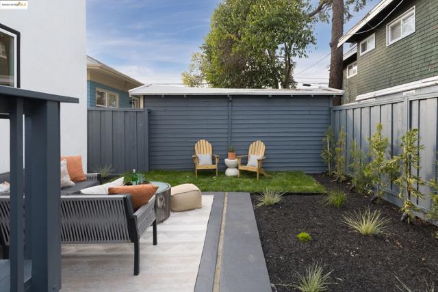 3508 Lyon Ave, Oakland CA: https://media.crmls.org/mediaz/17057647-4e5a-4766-bab4-2ac50794ef0b.jpg