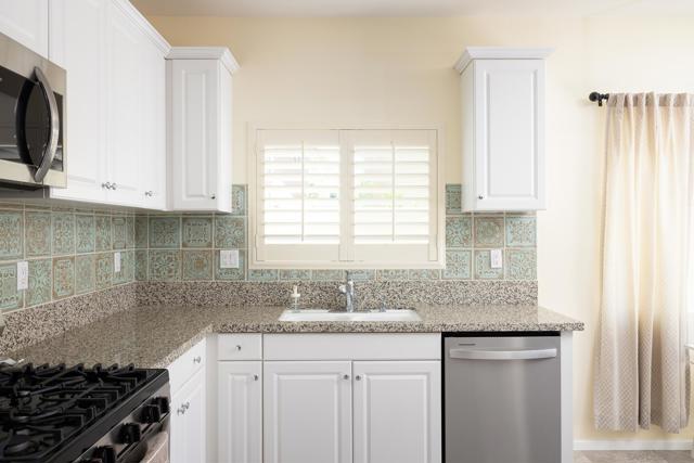 211 Spotted Saddle Way, Fallbrook CA: https://media.crmls.org/mediaz/17077b66-c2d3-4b11-9f53-363555c7bebd.jpg