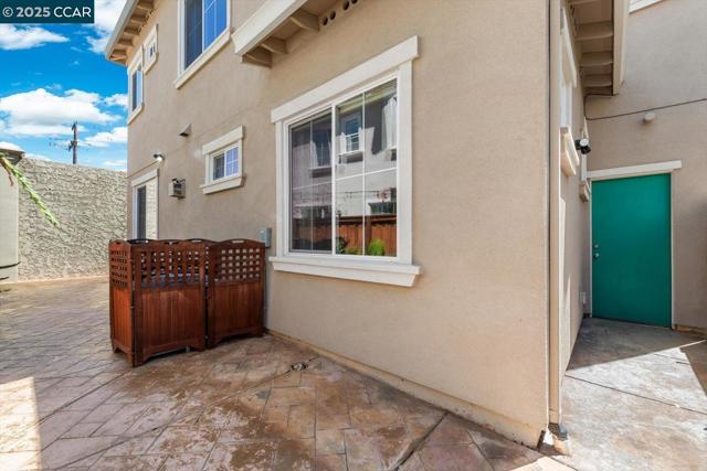 240 Alta St, Brentwood CA: https://media.crmls.org/mediaz/17079600-5cb0-4ba0-8457-4166025ade8e.jpg