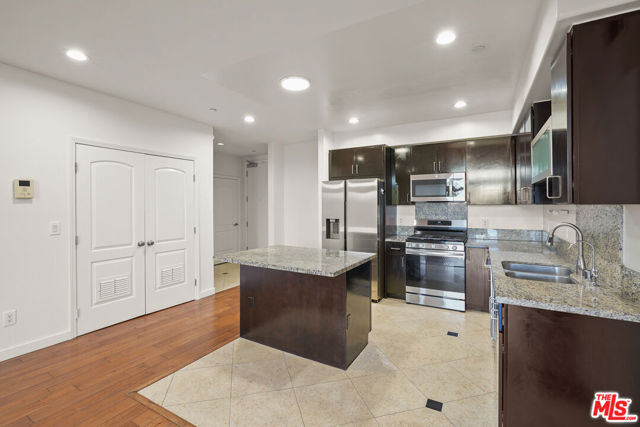 401 N Serrano Avenue, Los Angeles CA: https://media.crmls.org/mediaz/1707abd1-e15b-45f8-ad2b-862d56e5e3d4.jpg