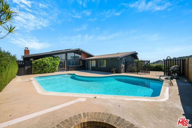5961 Wrightcrest Drive, Culver City CA: https://media.crmls.org/mediaz/17087347-0a51-4abe-93b9-69ac2535ca7d.jpg