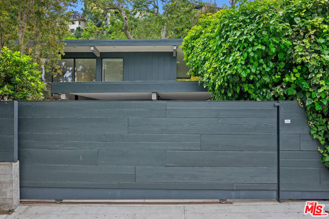 431 W Rustic Road, Santa Monica CA: https://media.crmls.org/mediaz/170950b1-8fa6-4411-a4e3-eb905df9165a.jpg