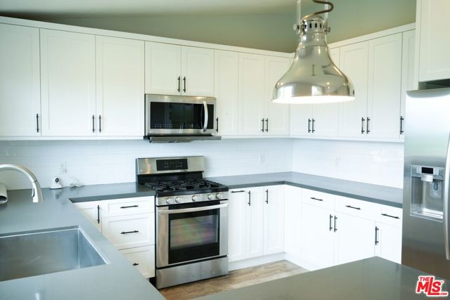 22224 Cass Avenue, Woodland Hills CA: https://media.crmls.org/mediaz/1709ccb8-a292-4ab1-899e-4f86dcfea7f4.jpg