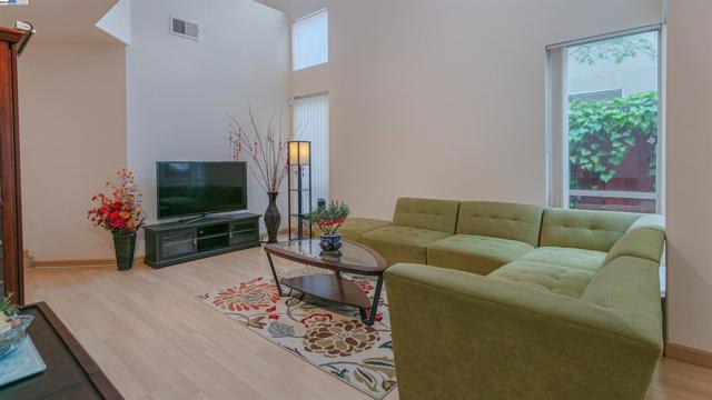 906 Vista Pointe Dr, San Ramon CA: https://media.crmls.org/mediaz/1709d34f-d30e-44f6-b1e5-b542d3d3270e.jpg
