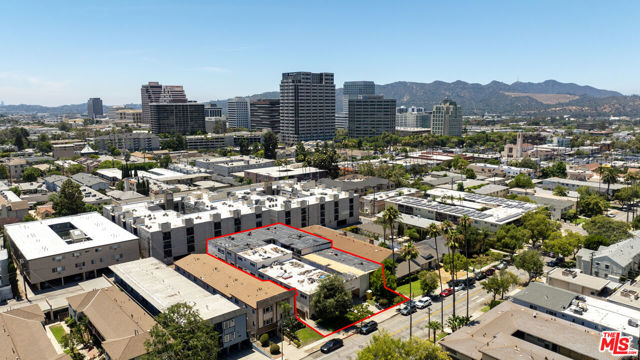 330 E Dryden Street, Glendale CA: https://media.crmls.org/mediaz/1709faee-aea8-4f8a-bbeb-d2fdf2586a33.jpg