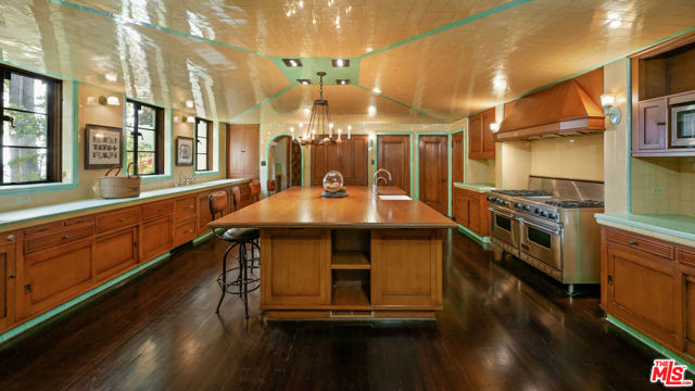 2400 Inverness Avenue, Los Angeles CA: https://media.crmls.org/mediaz/170a46c6-e196-4792-999c-5c023a7f4067.jpg