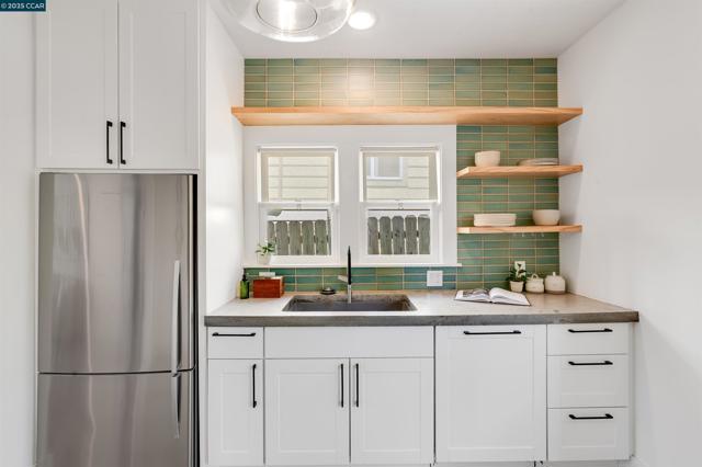 3018 Courtland Ave, Oakland CA: https://media.crmls.org/mediaz/170a8c63-7fc5-4d39-bab8-77c3718b368a.jpg