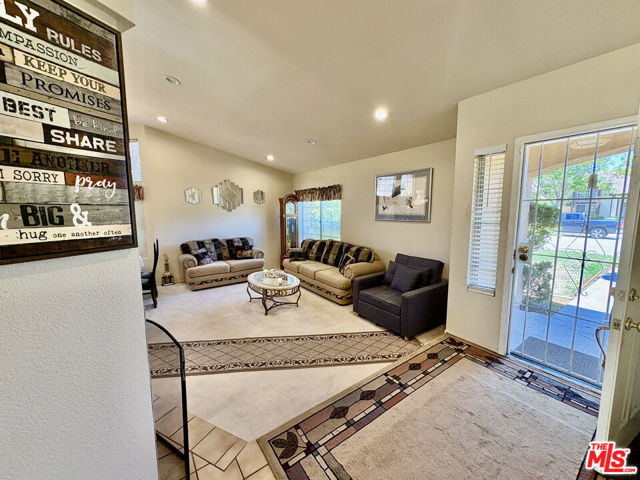 3202 Angeleno Place, Palmdale CA: https://media.crmls.org/mediaz/170bb1d3-b620-447b-91e8-709a46cb2283.jpg