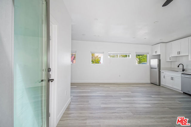 1217 9th Street, Santa Monica CA: https://media.crmls.org/mediaz/170d67a9-4108-42f4-9ce5-b1d96748bb95.jpg