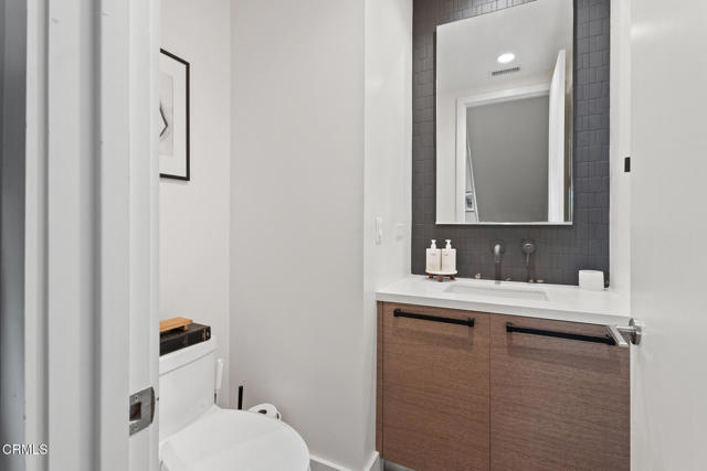 5664 Hazeltine Avenue, Sherman Oaks CA: https://media.crmls.org/mediaz/170e20e5-6f5c-403d-97ac-c2a9ad165292.jpg