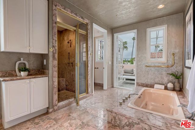 110 N Oakhurst Drive, Beverly Hills CA: https://media.crmls.org/mediaz/170f007a-3b68-456e-a73f-d5b94aee5b9a.jpg