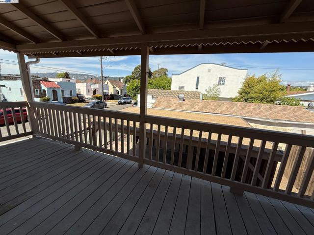 7800 Lockwood St, Oakland CA: https://media.crmls.org/mediaz/17106dc1-ebf6-4b63-ba8a-32976e3a20ca.jpg
